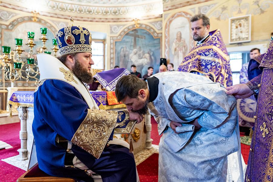 Божественная литургия в праздник Воздвижения Креста Господня в Троицком кафедральном соборе Подольска
